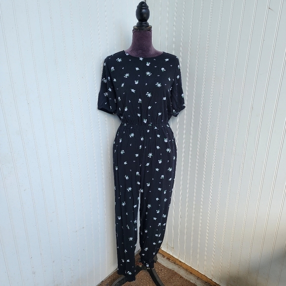 Old Navy Jumpsuit Woman’s Black White Floral Short Sleeve Viscose Sz S - Picture 1 of 16